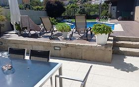 Hórreos y Piscina en Combarro